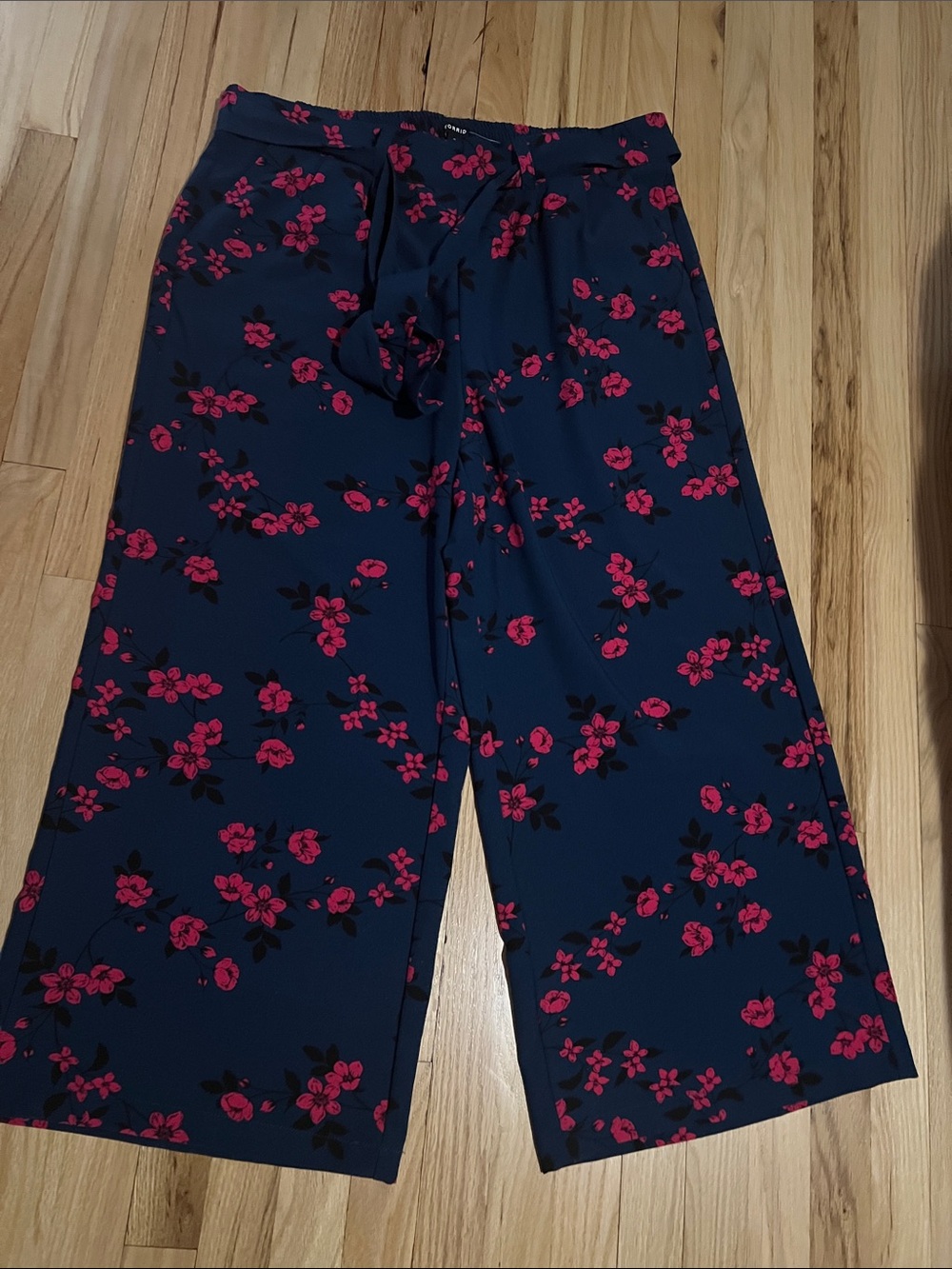 torrid size 22
Dark turquoise Wide-Leg Pants with Pink Floral Print w/ belt
NWT